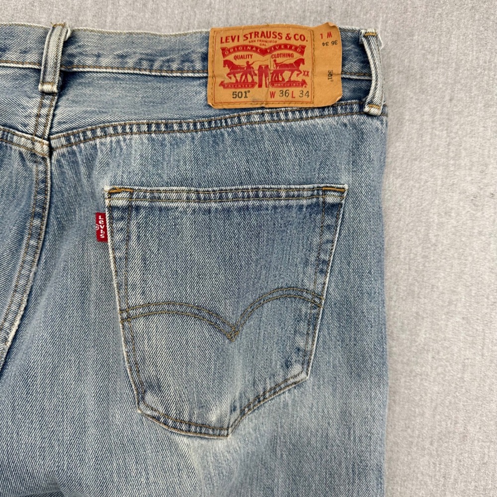 Levis 501 Jeans Mens 36x34 Light Blue Original Fit Straight Leg Button Fly Denim - Picture 5 of 7